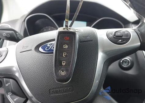 2014 Ford Focus Titanium z USA, uszkodzony, nr VIN 1FADP3J26EL193121